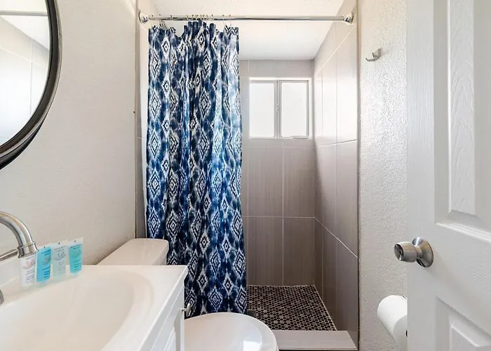 Entire Home, 7 Minutes From Airport *