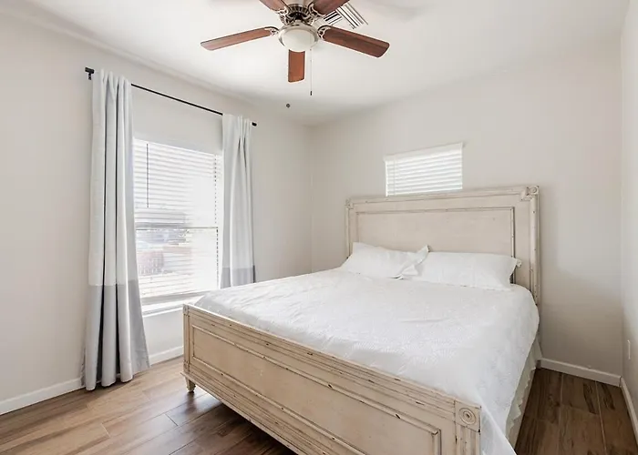 Entire Home, 7 Minutes From Airport *
