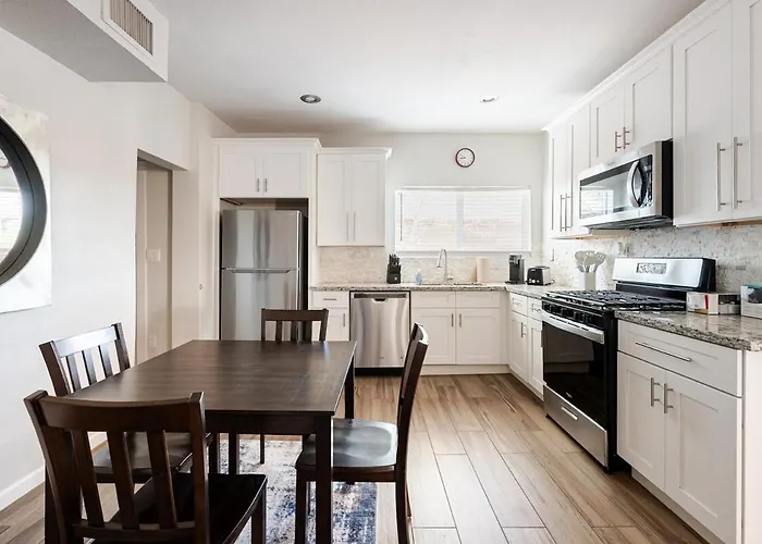 Entire Home, 7 Minutes From Airport Holiday home *