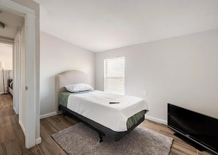 Entire Home, 7 Minutes From Airport