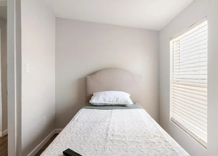 Entire Home, 7 Minutes From Airport *