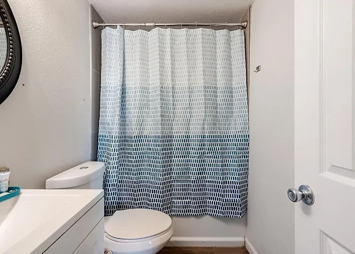 Entire Home, 7 Minutes From Airport