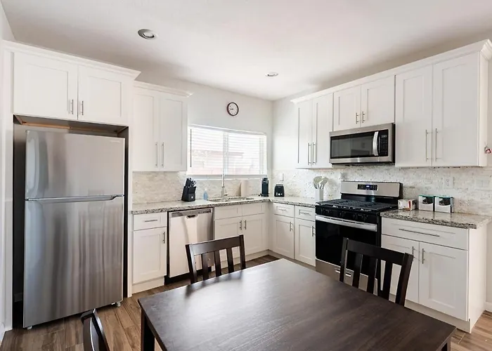 Entire Home, 7 Minutes From Airport