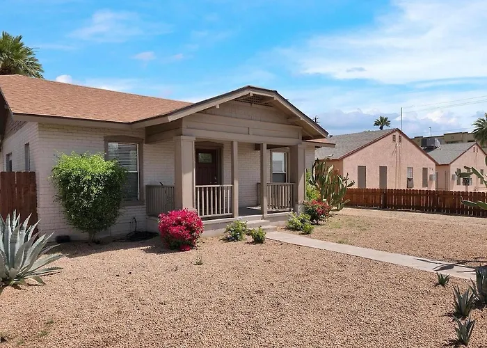 Entire Home, 7 Minutes From Airport *
