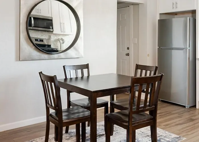 Entire Home, 7 Minutes From Airport Holiday home *