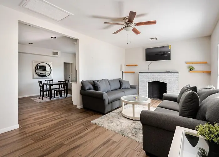 Entire Home, 7 Minutes From Airport