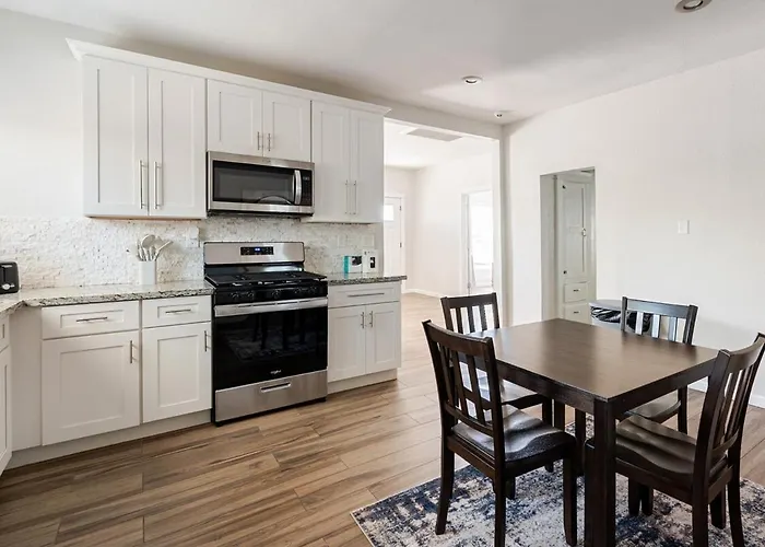 Entire Home, 7 Minutes From Airport Holiday home *